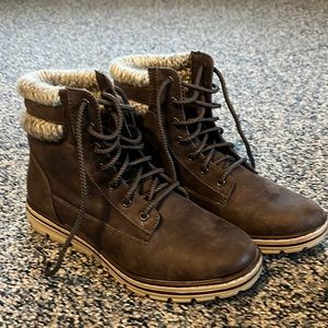 Cliffs by White Mountain Hiking Boats